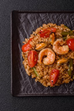 Pirinç ve karides veya paella, deniz ürünleri ve sebzeli bir yemek. Karides, Asya ya da İspanyol yemekli pilav.