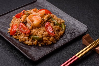 Pirinç ve karides veya paella, deniz ürünleri ve sebzeli bir yemek. Karides, Asya ya da İspanyol yemekli pilav.