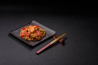 Pirinç ve karides veya paella, deniz ürünleri ve sebzeli bir yemek. Karides, Asya ya da İspanyol yemekli pilav.