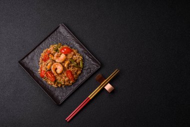 Pirinç ve karides veya paella, deniz ürünleri ve sebzeli bir yemek. Karides, Asya ya da İspanyol yemekli pilav.