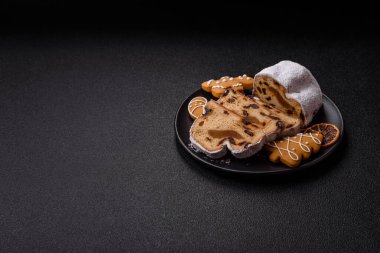 Noel stollen, badem ezmesi ve şekerli meyveli Alman pastası. Şenlik masası için Noel çalıntısı