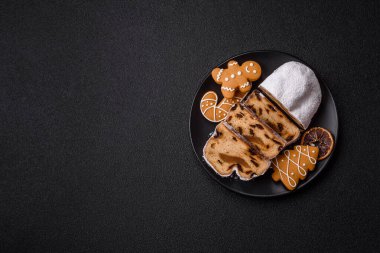 Noel stollen, badem ezmesi ve şekerli meyveli Alman pastası. Şenlik masası için Noel çalıntısı