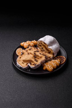 Noel stollen, badem ezmesi ve şekerli meyveli Alman pastası. Şenlik masası için Noel çalıntısı