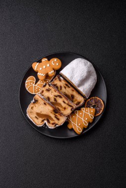 Noel stollen, badem ezmesi ve şekerli meyveli Alman pastası. Şenlik masası için Noel çalıntısı