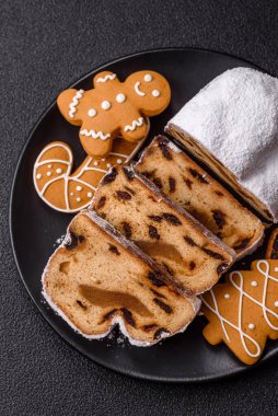 Noel stollen, badem ezmesi ve şekerli meyveli Alman pastası. Şenlik masası için Noel çalıntısı