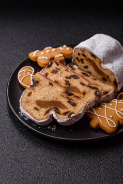 Noel stollen, badem ezmesi ve şekerli meyveli Alman pastası. Şenlik masası için Noel çalıntısı
