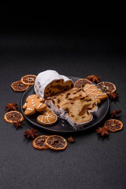 Noel stollen, badem ezmesi ve şekerli meyveli Alman pastası. Şenlik masası için Noel çalıntısı