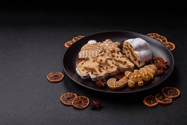 Noel stollen, badem ezmesi ve şekerli meyveli Alman pastası. Şenlik masası için Noel çalıntısı