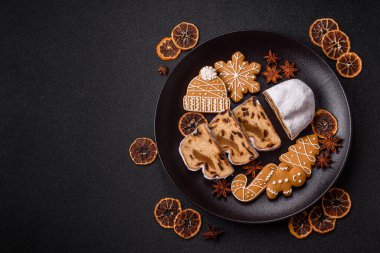 Noel stollen, badem ezmesi ve şekerli meyveli Alman pastası. Şenlik masası için Noel çalıntısı