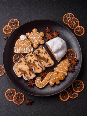 Noel stollen, badem ezmesi ve şekerli meyveli Alman pastası. Şenlik masası için Noel çalıntısı