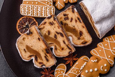 Noel stollen, badem ezmesi ve şekerli meyveli Alman pastası. Şenlik masası için Noel çalıntısı