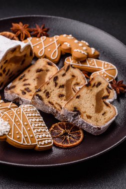 Noel stollen, badem ezmesi ve şekerli meyveli Alman pastası. Şenlik masası için Noel çalıntısı