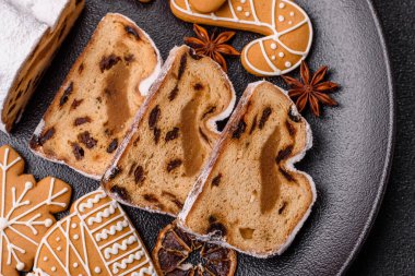 Noel stollen, badem ezmesi ve şekerli meyveli Alman pastası. Şenlik masası için Noel çalıntısı