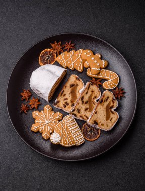 Noel stollen, badem ezmesi ve şekerli meyveli Alman pastası. Şenlik masası için Noel çalıntısı