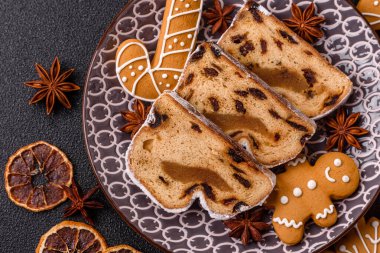 Noel stollen, badem ezmesi ve şekerli meyveli Alman pastası. Şenlik masası için Noel çalıntısı