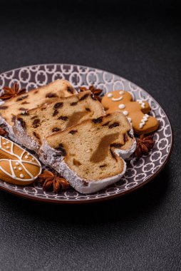 Noel stollen, badem ezmesi ve şekerli meyveli Alman pastası. Şenlik masası için Noel çalıntısı