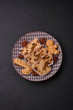 Noel stollen, badem ezmesi ve şekerli meyveli Alman pastası. Şenlik masası için Noel çalıntısı