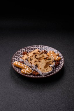 Noel stollen, badem ezmesi ve şekerli meyveli Alman pastası. Şenlik masası için Noel çalıntısı