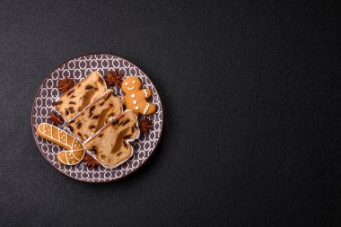 Noel stollen, badem ezmesi ve şekerli meyveli Alman pastası. Şenlik masası için Noel çalıntısı