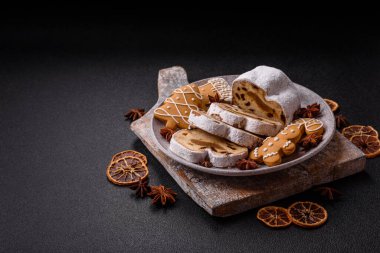 Noel stollen, badem ezmesi ve şekerli meyveli Alman pastası. Şenlik masası için Noel çalıntısı