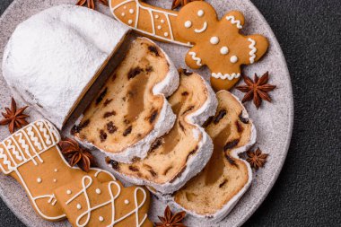 Noel stollen, badem ezmesi ve şekerli meyveli Alman pastası. Şenlik masası için Noel çalıntısı