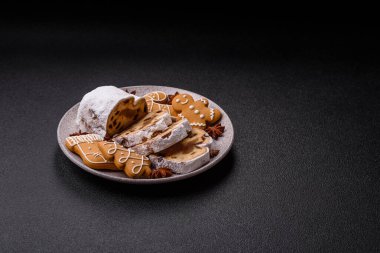 Noel stollen, badem ezmesi ve şekerli meyveli Alman pastası. Şenlik masası için Noel çalıntısı