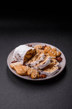 Noel stollen, badem ezmesi ve şekerli meyveli Alman pastası. Şenlik masası için Noel çalıntısı