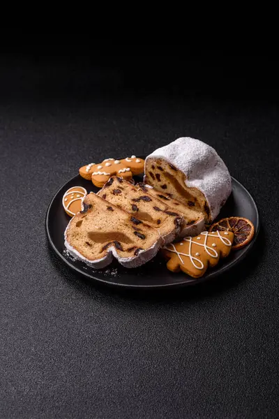Noel stollen, badem ezmesi ve şekerli meyveli Alman pastası. Şenlik masası için Noel çalıntısı