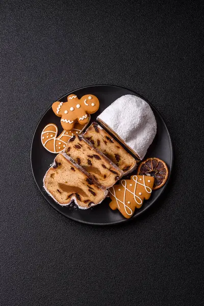 Noel stollen, badem ezmesi ve şekerli meyveli Alman pastası. Şenlik masası için Noel çalıntısı