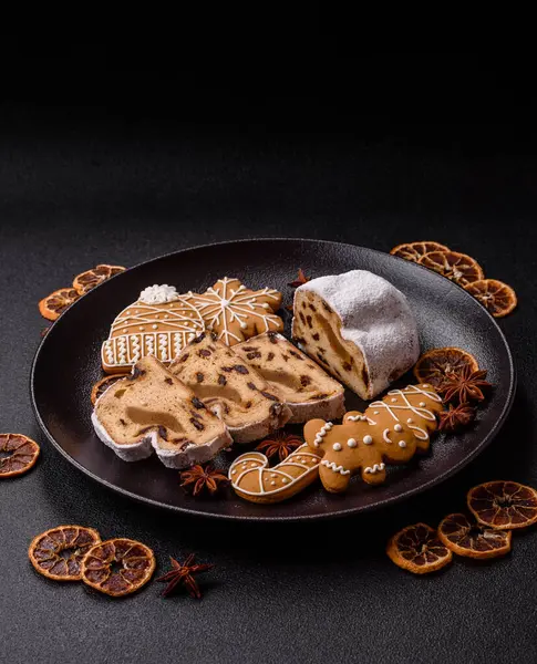 Noel stollen, badem ezmesi ve şekerli meyveli Alman pastası. Şenlik masası için Noel çalıntısı