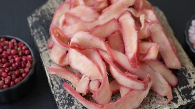 Yiyecek, kurutulmuş kalamar ya da aperatif ya da kurutulmuş et gibi doğranmış. Bira için abur cubur, tasarım için arka plan.