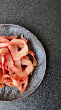 Yiyecek, kurutulmuş kalamar ya da aperatif ya da kurutulmuş et gibi doğranmış. Bira için abur cubur, tasarım için arka plan.