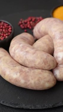Et ya da domuz etinden yapılmış çiğ et sosisi, barbekü ya da ızgara için taze et. Tasarımınız için arkaplan olarak çiğ sosisler