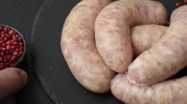 Et ya da domuz etinden yapılmış çiğ et sosisi, barbekü ya da ızgara için taze et. Tasarımınız için arkaplan olarak çiğ sosisler