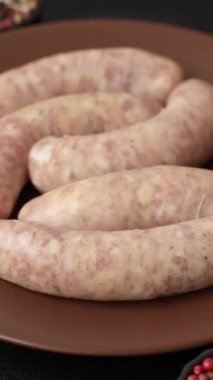 Et ya da domuz etinden yapılmış çiğ et sosisi, barbekü ya da ızgara için taze et. Tasarımınız için arkaplan olarak çiğ sosisler