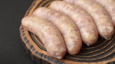 Et ya da domuz etinden yapılmış çiğ et sosisi, barbekü ya da ızgara için taze et. Tasarımınız için arkaplan olarak çiğ sosisler