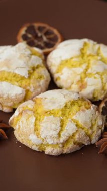 Buruşuk bisküviler limon veya muz, sağlıklı vejetaryen yemeği. Seramik tabakta limonlu bisküvi.