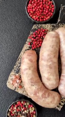 Et ya da domuz etinden yapılmış çiğ et sosisi, barbekü ya da ızgara için taze et. Tasarımınız için arkaplan olarak çiğ sosisler