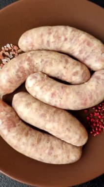 Et ya da domuz etinden yapılmış çiğ et sosisi, barbekü ya da ızgara için taze et. Tasarımınız için arkaplan olarak çiğ sosisler