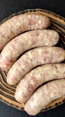 Et ya da domuz etinden yapılmış çiğ et sosisi, barbekü ya da ızgara için taze et. Tasarımınız için arkaplan olarak çiğ sosisler