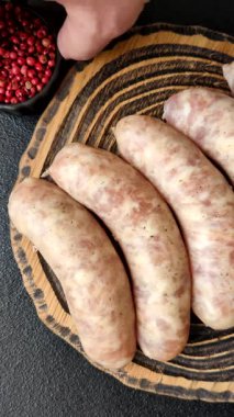 Et ya da domuz etinden yapılmış çiğ et sosisi, barbekü ya da ızgara için taze et. Tasarımınız için arkaplan olarak çiğ sosisler