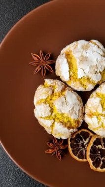 Buruşuk bisküviler limon veya muz, sağlıklı vejetaryen yemeği. Seramik tabakta limonlu bisküvi.