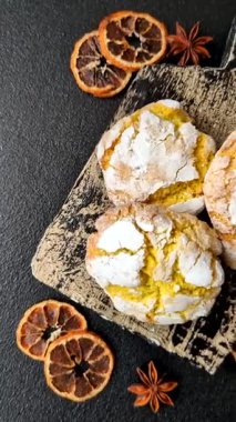 Buruşuk bisküviler limon veya muz, sağlıklı vejetaryen yemeği. Seramik tabakta limonlu bisküvi.