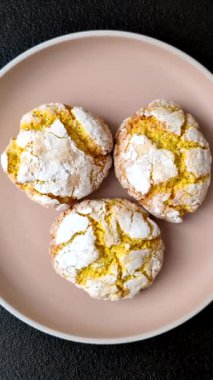 Buruşuk bisküviler limon veya muz, sağlıklı vejetaryen yemeği. Seramik tabakta limonlu bisküvi.