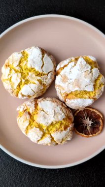 Buruşuk bisküviler limon veya muz, sağlıklı vejetaryen yemeği. Seramik tabakta limonlu bisküvi.