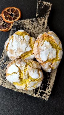 Buruşuk bisküviler limon veya muz, sağlıklı vejetaryen yemeği. Seramik tabakta limonlu bisküvi.