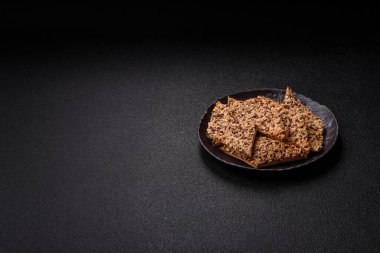 Çıtır ekmek, tohumlu ve tahıllı ince ekmek, fırında kraker. Kabak tohumu, keten ve susam tohumlu çıtır ekmek.