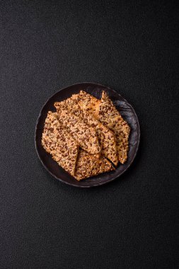 Çıtır ekmek, tohumlu ve tahıllı ince ekmek, fırında kraker. Kabak tohumu, keten ve susam tohumlu çıtır ekmek.