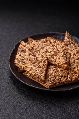 Çıtır ekmek, tohumlu ve tahıllı ince ekmek, fırında kraker. Kabak tohumu, keten ve susam tohumlu çıtır ekmek.