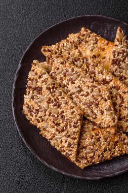 Çıtır ekmek, tohumlu ve tahıllı ince ekmek, fırında kraker. Kabak tohumu, keten ve susam tohumlu çıtır ekmek.